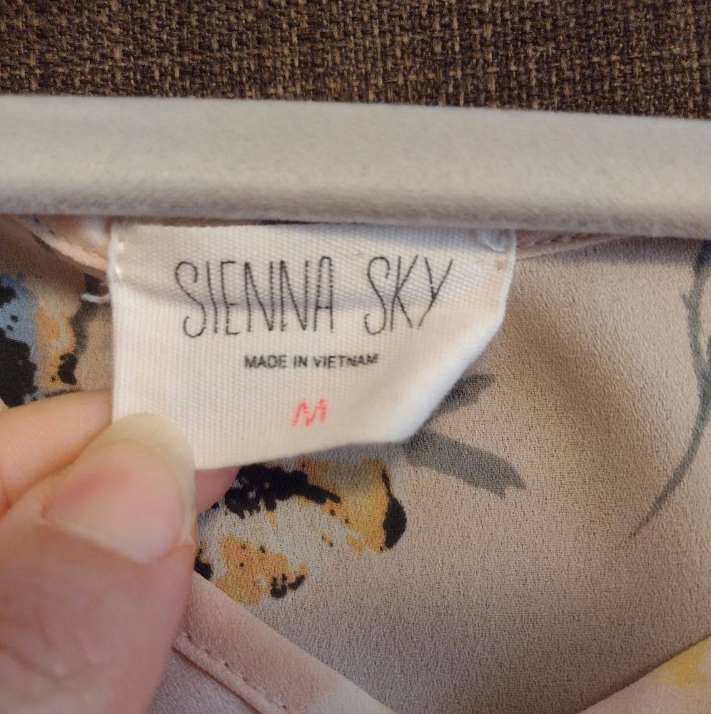 ✨ Sienna Sky Pale Pink Floral Women's Top Medium - Picture 3 of 6